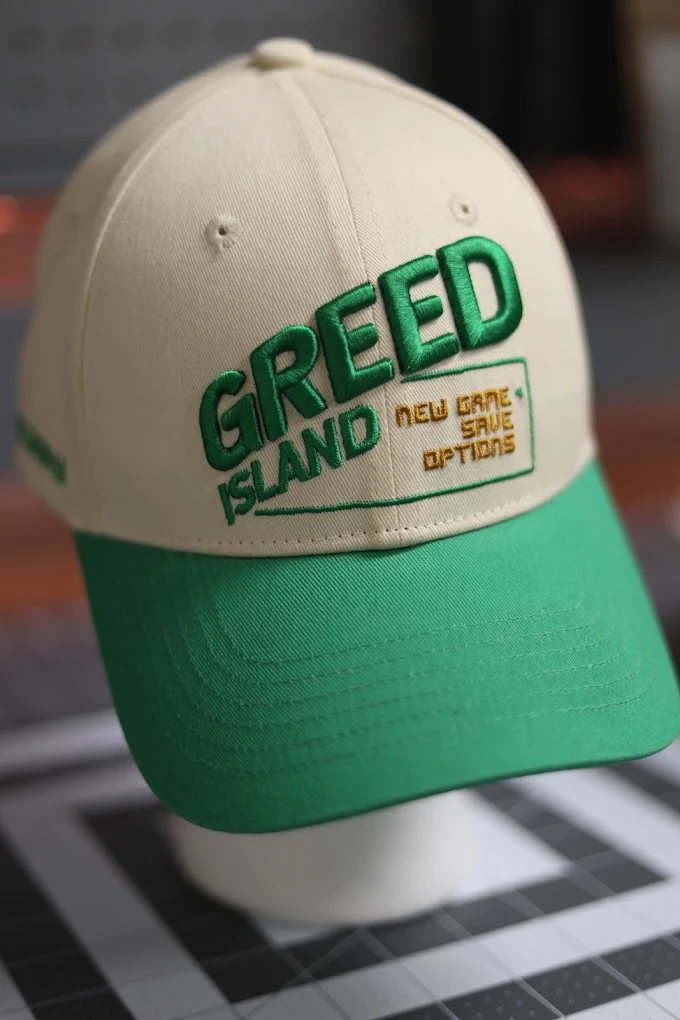 Two-tone cap with green front logo decoration